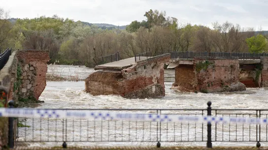 Vista del puente viejo o 'romano' derrumbado por la crecida del río Tajo a su paso por Talavera de la Reina, este domingo Vista del puente viejo o 'romano' derrumbado por la crecida del río Tajo a su paso por Talavera de la Reina, este domingo