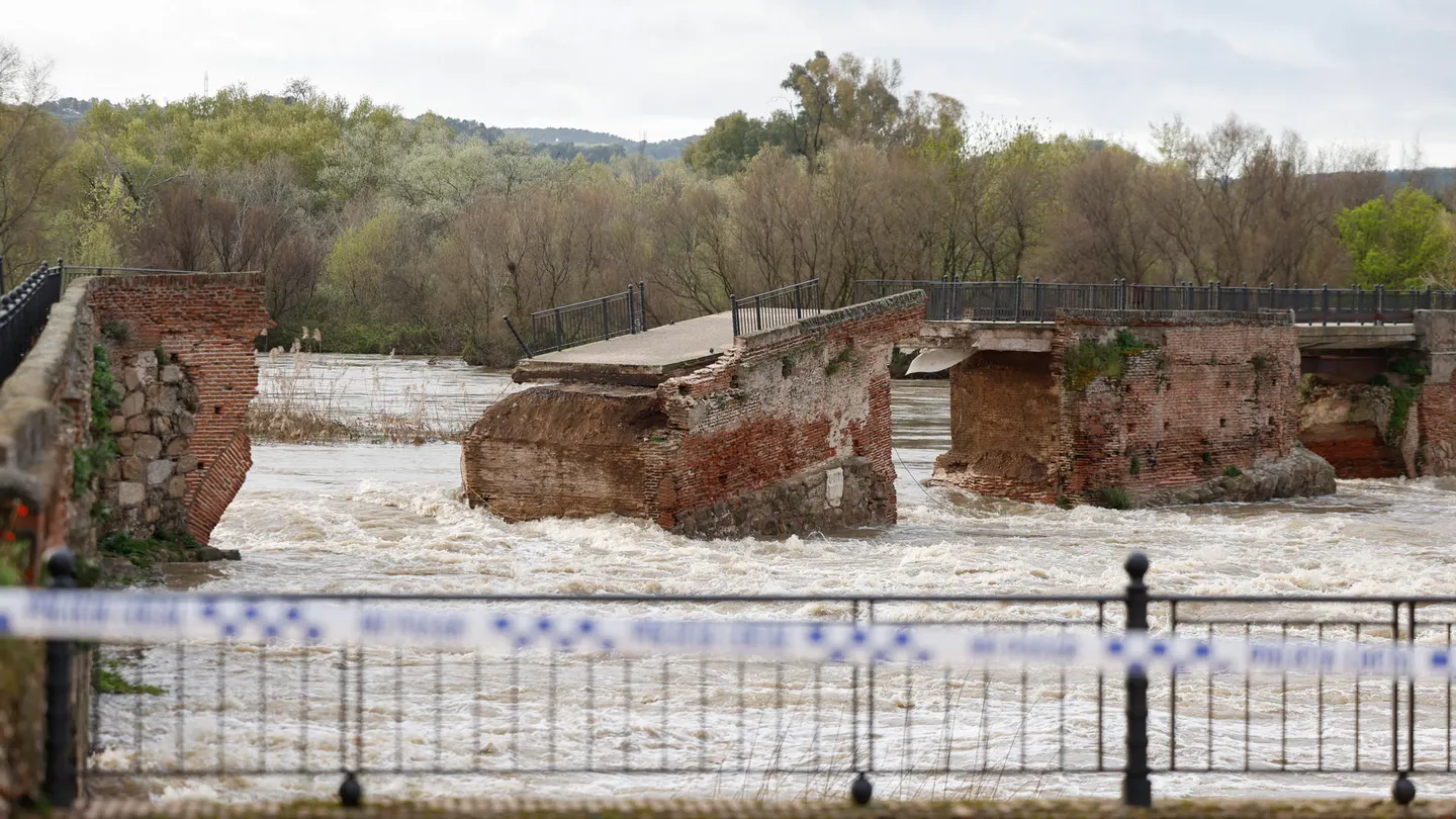Vista del puente viejo o 'romano' derrumbado por la crecida del río Tajo a su paso por Talavera de la Reina, este domingo Vista del puente viejo o 'romano' derrumbado por la crecida del río Tajo a su paso por Talavera de la Reina, este domingo