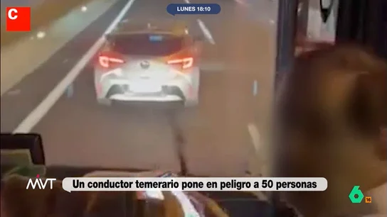 Un conductor temerario pone en peligro a más de 50 pasajeros en Barcelona: "¡Por favor, llamen a la policía!" El conductor del Toyota Corolla decidió hacer varios giros bruscos, acelerar y frenar, algo que podría haber causado un grave accidente. Los pasajeros del autobús grabaron el vehículo lo que ha permitido que se haya podido denunciar su peligrosos comportamiento.
