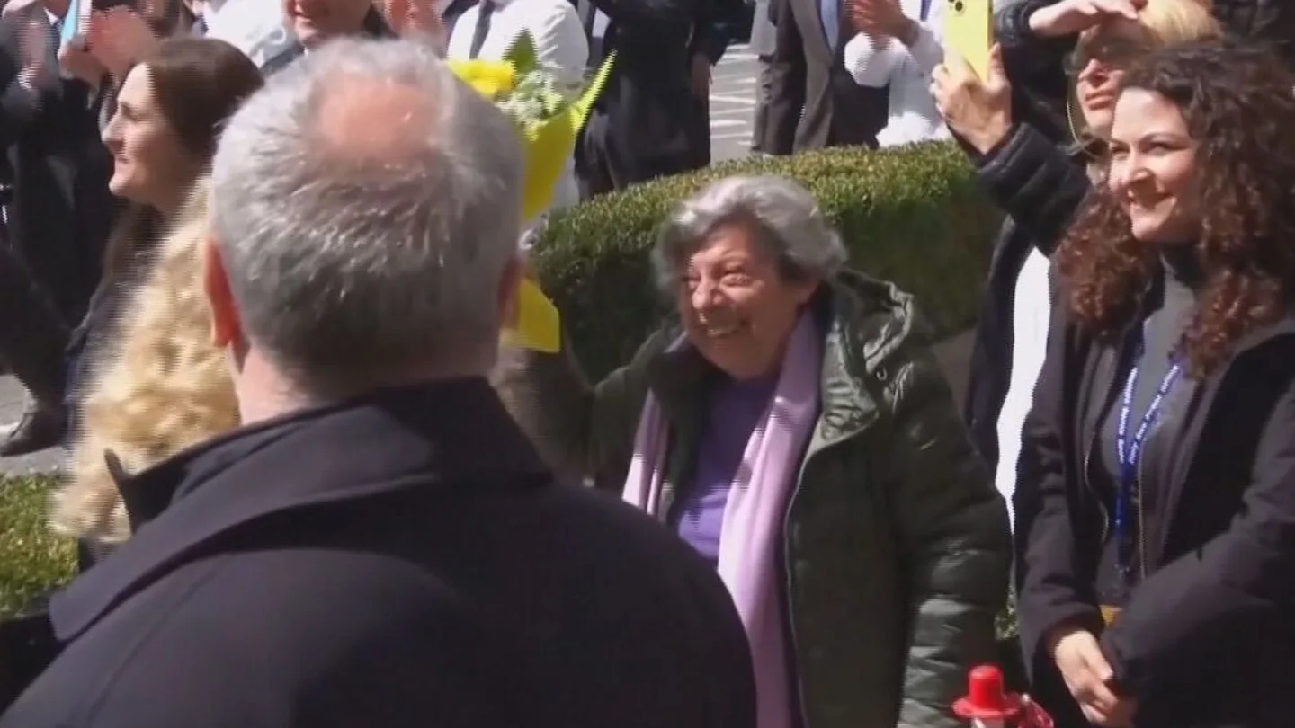 Carmela, la mujer de las flores amarillas a la que el papa citó en su discurso de reaparición Carmela, la mujer de las flores amarillas a la que el papa citó en su discurso de reaparición