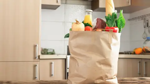 Bolsa de la compra en la encimera de la cocina Bolsa de la compra en la encimera de la cocina