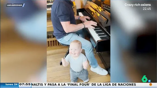 El divertido baile del bebé que flipa con cómo toca el piano su abuelo: "Que le compren un Casio" El divertido baile del bebé que flipa con cómo toca el piano su abuelo: "Que le compren un Casio"