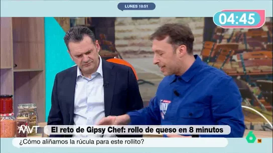 Gipsy Chef explica por qué el queso no se queda pegado en la sartén a pesar de que no usar aceite El cocinero prepara en Más Vale Tarde un delicioso rollo de queso relleno de rúcula y pavo. Para su rulo necesita elaborar una fina tortita de queso. No te pierdas cómo se hace en el vídeo principal.