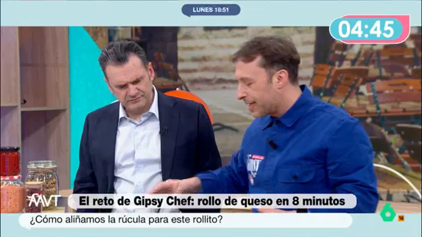Gipsy Chef explica por qué el queso no se queda pegado en la sartén a pesar de que no usar aceite El cocinero prepara en Más Vale Tarde un delicioso rollo de queso relleno de rúcula y pavo. Para su rulo necesita elaborar una fina tortita de queso. No te pierdas cómo se hace en el vídeo principal.