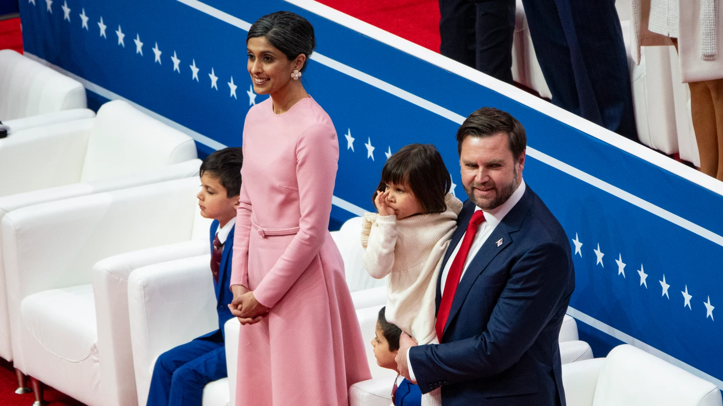 El vicepresidente y la segunda dama de EEUU, J.D y Usha Vance, junto a sus hijos en la toma de posesión El vicepresidente y la segunda dama de EEUU, J.D y Usha Vance, junto a sus hijos en la toma de posesión