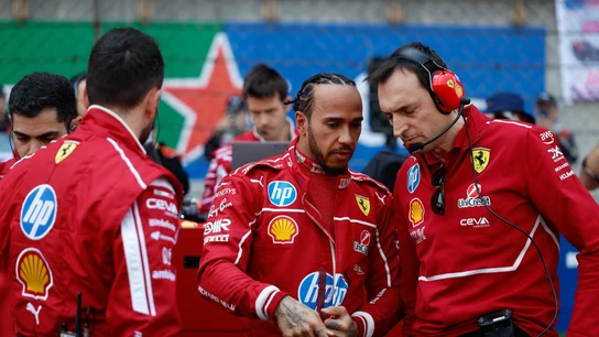 Hamilton charlando con un ingeniero Hamilton charlando con un ingeniero