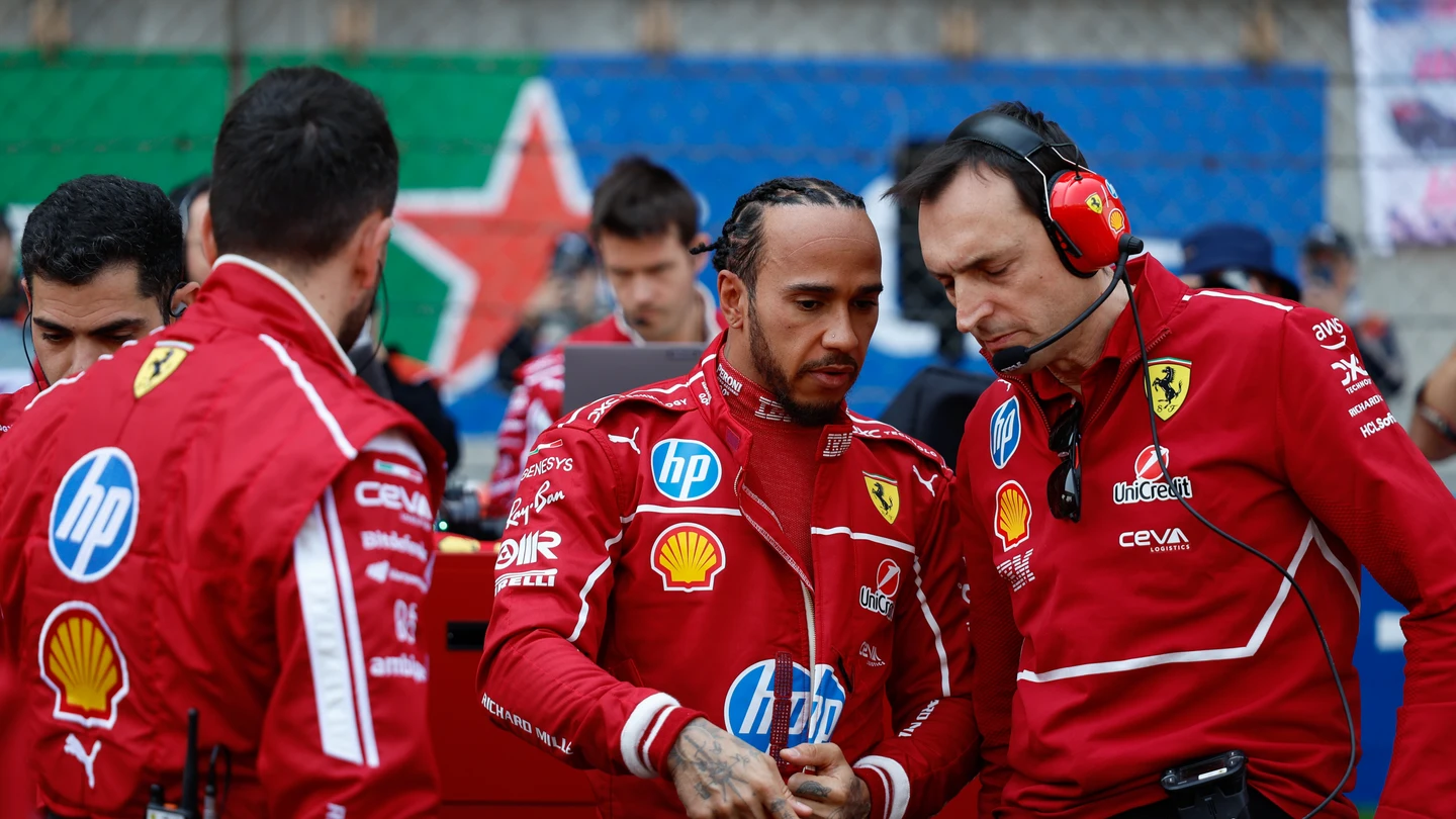 Hamilton charlando con un ingeniero Hamilton charlando con un ingeniero