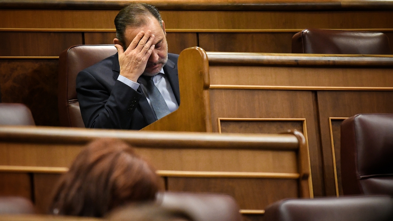 Si Ábalos entra en prisión, ¿qué ocurre con su escaño y su sueldo como diputado en el Congreso?