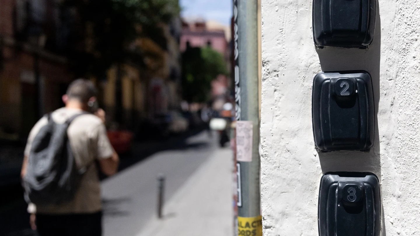 Caja de seguridad para las llaves de un piso de alquiler turístico, a 17 de junio de 2024, en Madrid (España) Caja de seguridad para las llaves de un piso de alquiler turístico, a 17 de junio de 2024, en Madrid (España)