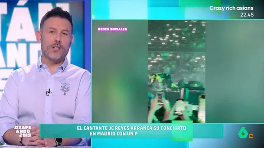 Iñaki Urrutia, tras ver la caída del cantante JC Reyes en pleno concierto: "Eso es a lo que se refieren con comerse el escenario" Iñaki Urrutia, tras ver la caída del cantante JC Reyes en pleno concierto: "Eso es a lo que se refieren con comerse el escenario"