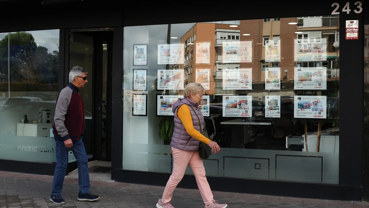 Escaparate de una inmobiliaria en Madrid Escaparate de una inmobiliaria en Madrid