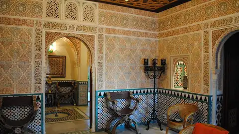 Interior de la Alhambra de Sevilla Interior de la Alhambra de Sevilla