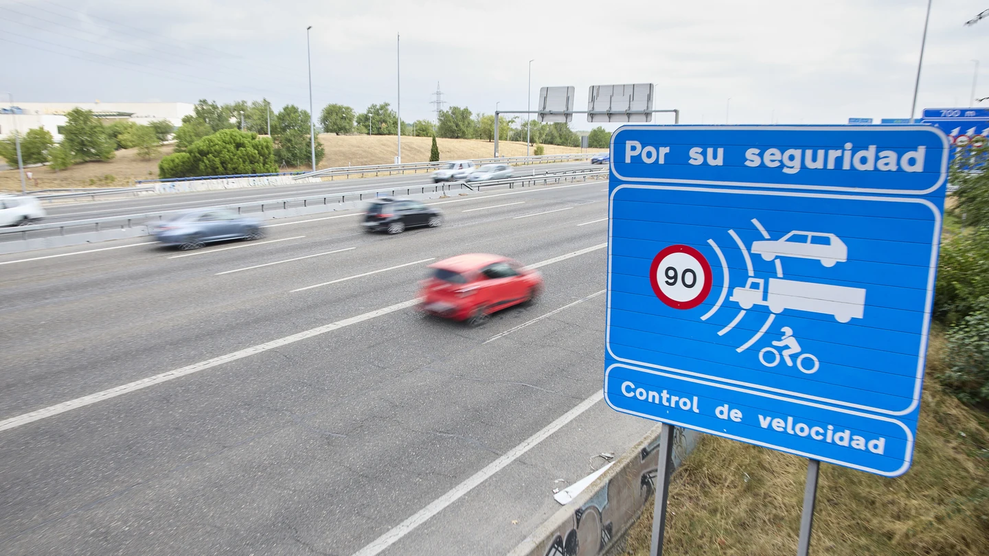 Un cartel que indica un radar de prohibición de circular a más de 90 kilómetros por hora en la autovía A-3, a 30 de agosto de 2024, en Madrid (España) Un cartel que indica un radar de prohibición de circular a más de 90 kilómetros por hora en la autovía A-3, a 30 de agosto de 2024, en Madrid (España)