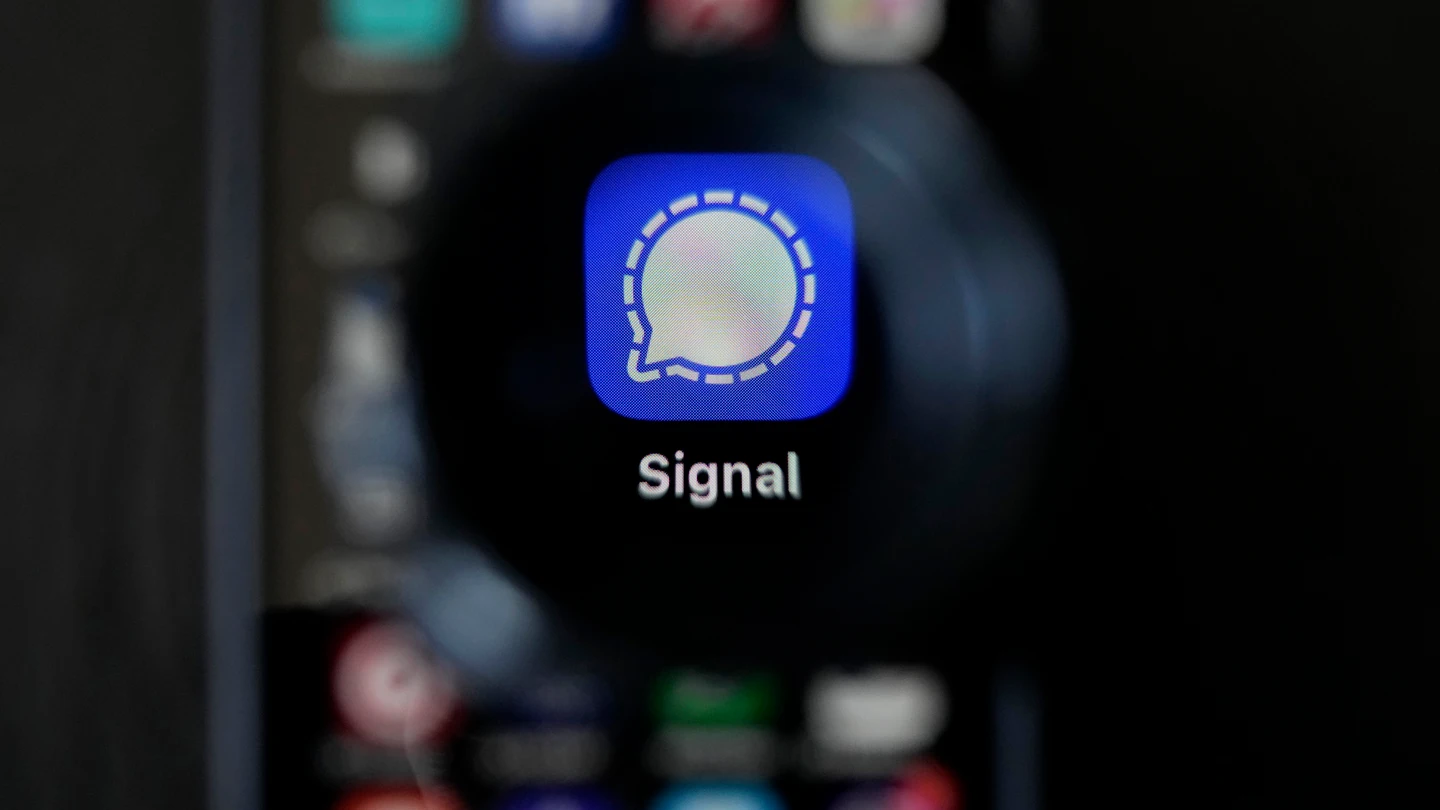 El logo de la app Signal, en un móvil en San Francisco, en una imagen tomada en marzo de 2025 El logo de la app Signal, en un móvil en San Francisco, en una imagen tomada en marzo de 2025