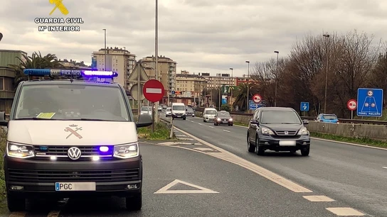Furgón de una patrulla de la Guardia Civil de Tráfico en un control Furgón de una patrulla de la Guardia Civil de Tráfico en un control