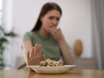Una mujer rechaza comida
