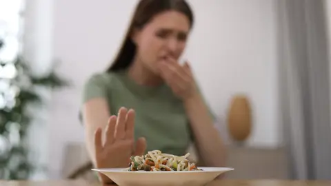 Una mujer rechaza comida Una mujer rechaza comida