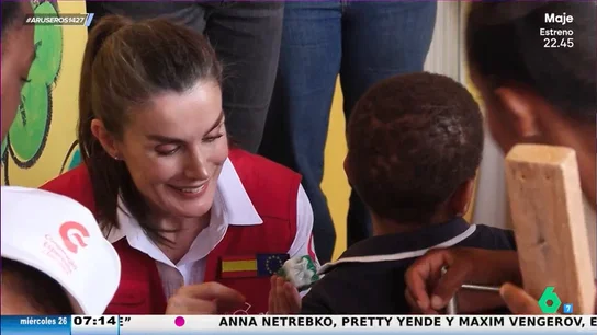 El tierno momento de la reina Letizia con un niño de una casa de acogida en Cabo Verde El tierno momento de la reina Letizia con un niño de una casa de acogida en Cabo Verde