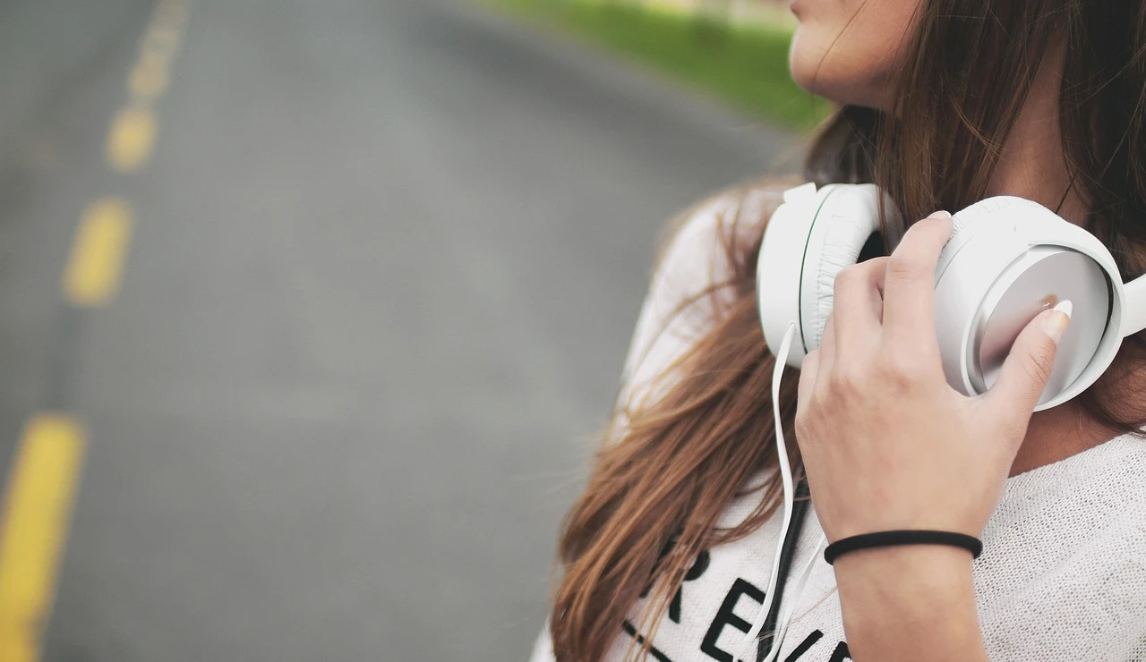 Una chica con auriculares