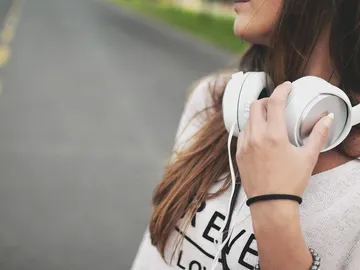 Una chica con auriculares Una chica con auriculares