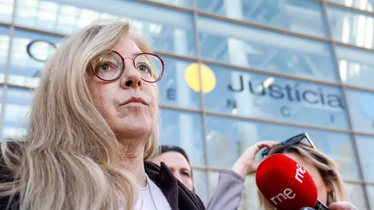 Victoria Sánchez atiende a los medios de comunicación a las puertas de la Ciudad de la Justicia de València. Victoria Sánchez atiende a los medios de comunicación a las puertas de la Ciudad de la Justicia de València.