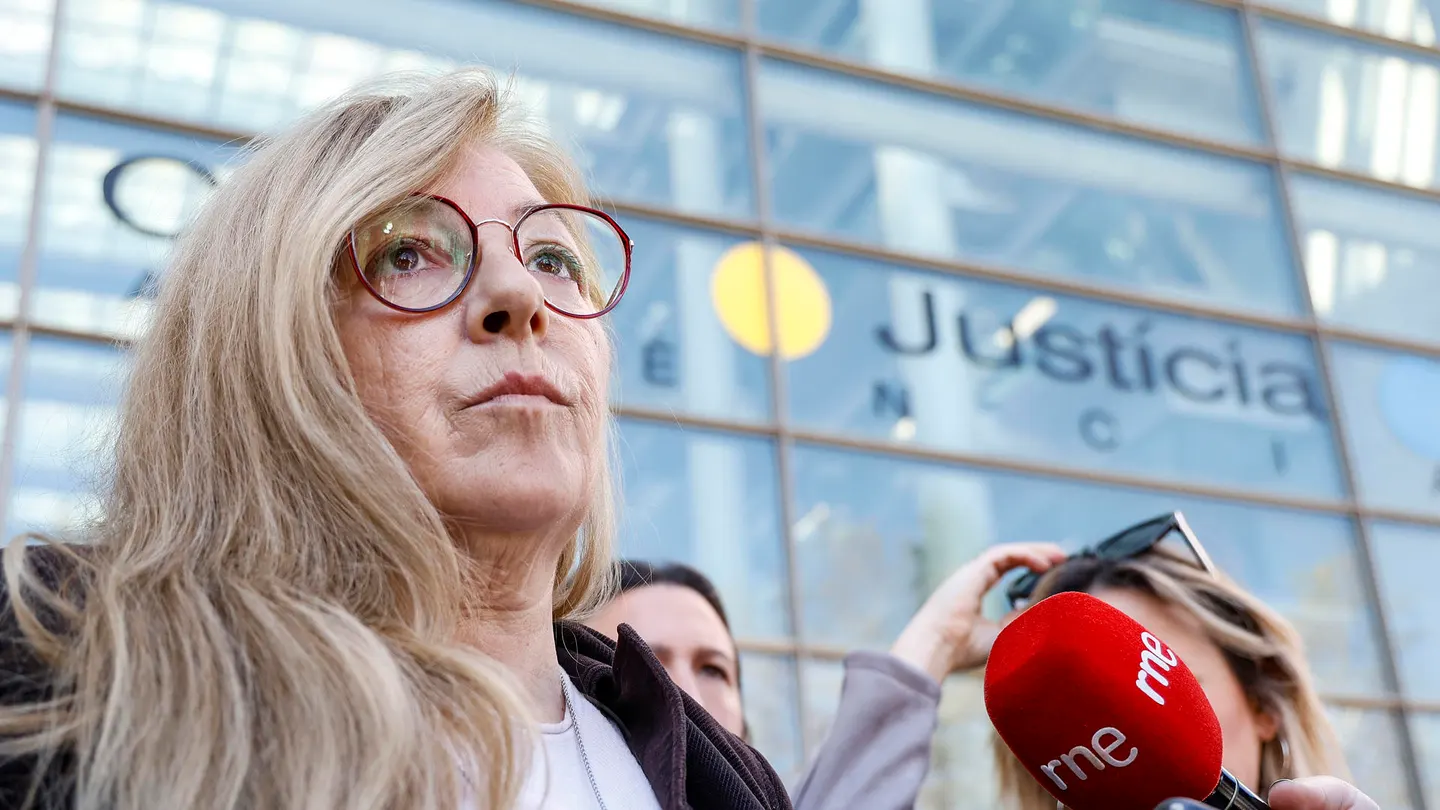 Victoria Sánchez atiende a los medios de comunicación a las puertas de la Ciudad de la Justicia de València. Victoria Sánchez atiende a los medios de comunicación a las puertas de la Ciudad de la Justicia de València.