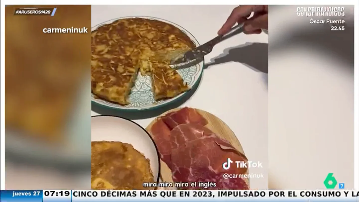 Una española que vive en Inglaterra prepara un menú español a su familia inglesa: "Uno con las 'beans', otro con el 'chicken'. ¿Y el jamón?" Una española que vive en Inglaterra prepara un menú español a su familia inglesa: "Uno con las 'beans', otro con el 'chicken'. ¿Y el jamón?"
