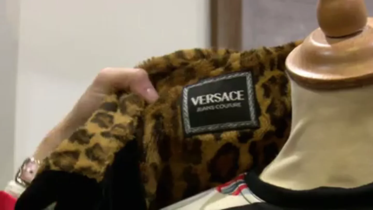 El vestidor de 'El Patrón': prendas de Versace, Balenciaga y Gucci y 40 pares de zapatos de marca junto a las plantaciones de marihuana El vestidor de 'El Patrón': prendas de Versace, Balenciaga y Gucci y 40 pares de zapatos de marca junto a las plantaciones de marihuana