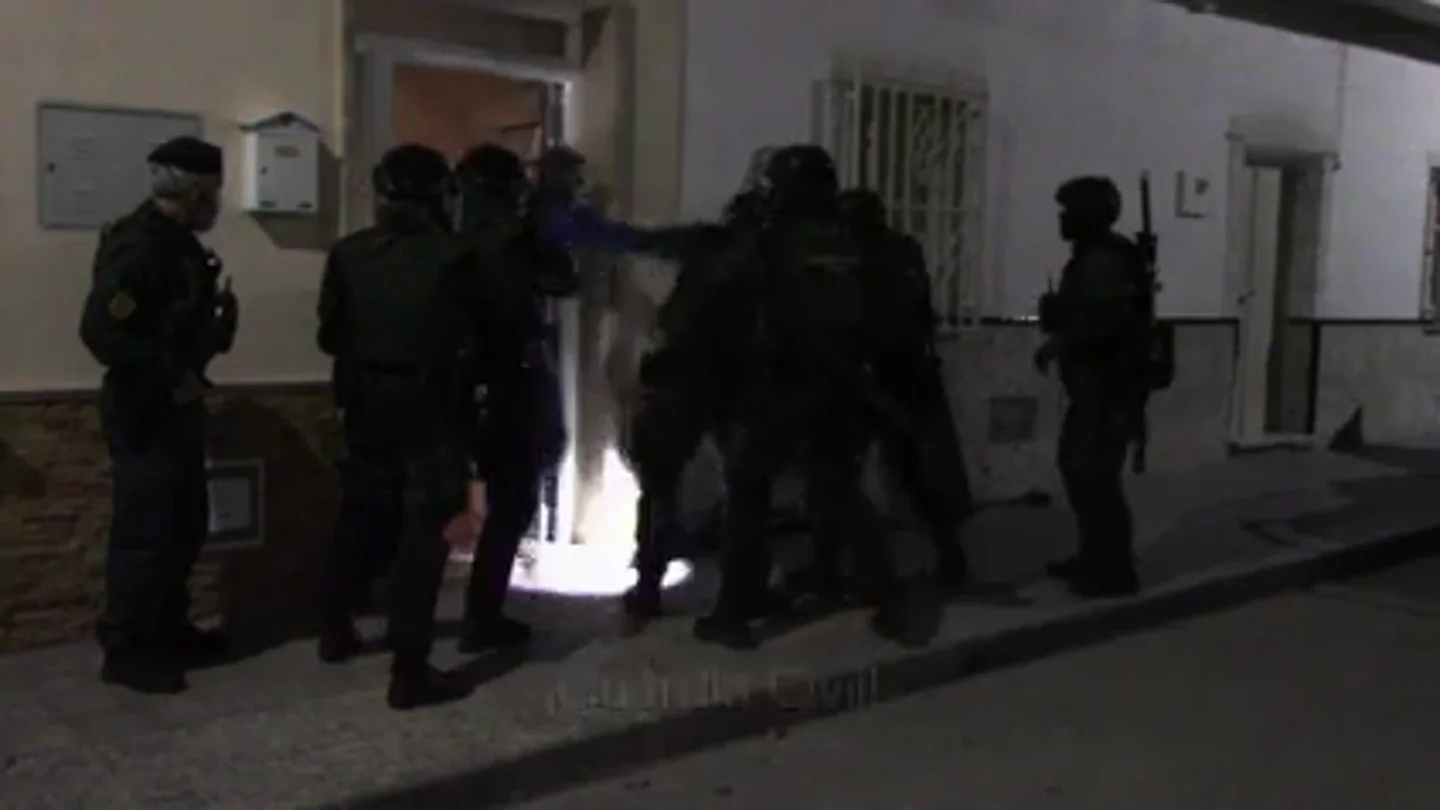 Así fue el momento en el que la Guardia Civil dio un golpe al clan de El Patrón: "Es la primera vez que veo esto" Así fue el momento en el que la Guardia Civil dio un golpe al clan de El Patrón: "Es la primera vez que veo esto"