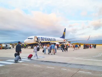 Avión de la aerolínea Ryanair con pasajeros Avión de la aerolínea Ryanair con pasajeros