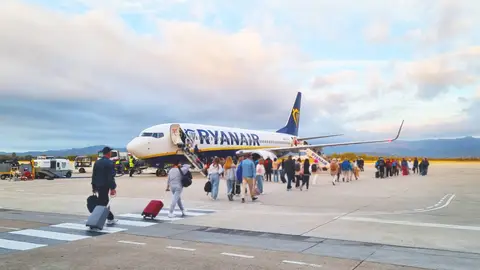 Avión de la aerolínea Ryanair con pasajeros Avión de la aerolínea Ryanair con pasajeros
