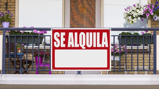 Un cartel de ‘Se alquila’ en el portal de un edificio de una calle de La Rioja Un cartel de ‘Se alquila’ en el portal de un edificio de una calle de La Rioja