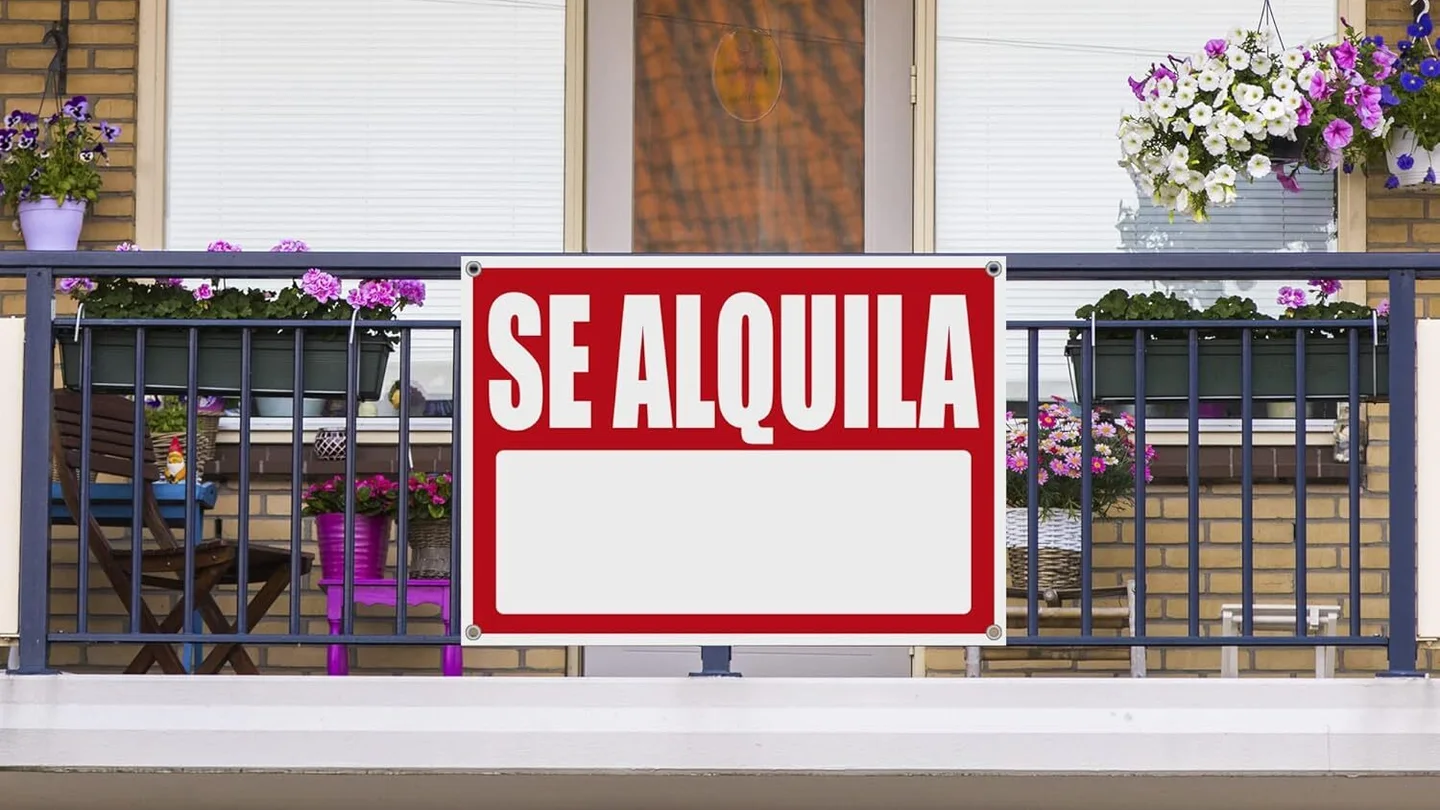 Un cartel de ‘Se alquila’ en el portal de un edificio de una calle de La Rioja Un cartel de ‘Se alquila’ en el portal de un edificio de una calle de La Rioja