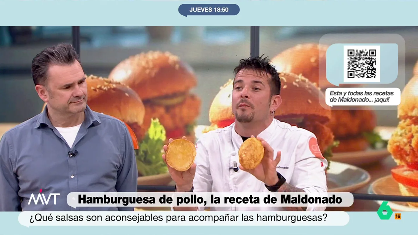 Carlos Maldonado desvela cuál es su pan de hamburguesa preferido: "Aporta mucho protagonismo al producto principal" El cocinero ha preparado una hamburguesa de pollo con salsa de chili dulce. Una parte importante de la elaboración es escoger el pan perfecto. Descubre la preferencia del chef en el vídeo principal.