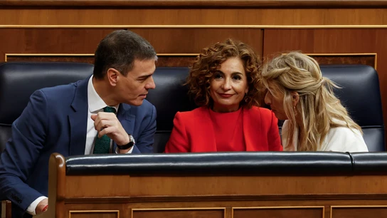 El presidente del Gobierno, Pedro Sánchez, conversa con las ministras María Jesús Montero y Yolanda Díaz El presidente del Gobierno, Pedro Sánchez, conversa con las ministras María Jesús Montero y Yolanda Díaz