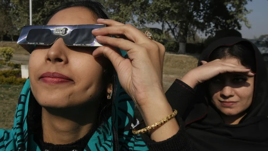 La manera en la que está observando el eclipse la mujer de la derecha no es la correcta. La manera en la que está observando el eclipse la mujer de la derecha no es la correcta.
