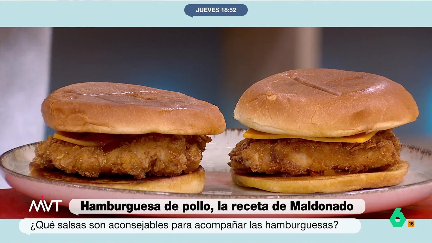 La receta de Carlos Maldonado: hamburguesa de pollo con salsa de chili dulce, paso a paso Aprende a preparar una hamburguesa de pollo fuera de lo común junto a Carlos Maldonado, con un toque especial de chili dulce y un empanado diferente a base de copos de maíz.