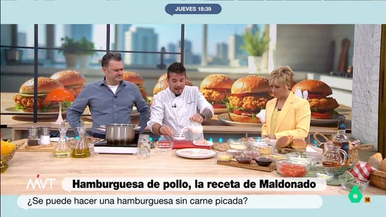 ¿Por qué se debe macerar el pollo en leche? El chef Carlos Maldonado explica la importancia de este paso El chef con estrella Michelin ha preparado en Más Vale Tarde una hamburguesa de pollo. Maldonado ha explicado que se debe macerar la carne de pollo en leche. Un paso muy importante para un mejor resultado.