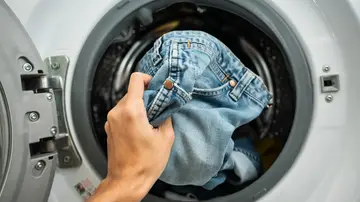 Meter un pantalón vaquero en la lavadora Meter un pantalón vaquero en la lavadora