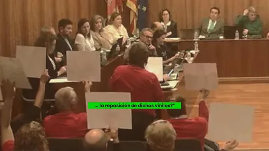 Tensión en el Ayuntamiento de Orihuela (Alicante) por la retirada por parte de Vox y el PP de unos retratos de Miguel Hernández Tensión en el Ayuntamiento de Orihuela (Alicante) por la retirada por parte de Vox y el PP de unos retratos de Miguel Hernández