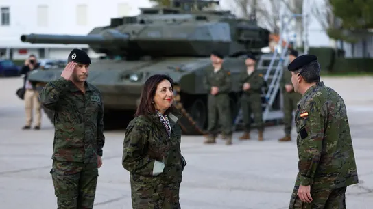 La ministra de Defensa, Margarita Robles saluda a su llegada a la base militar 'El Goloso' La ministra de Defensa, Margarita Robles saluda a su llegada a la base militar 'El Goloso'