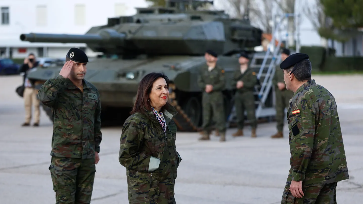La ministra de Defensa, Margarita Robles saluda a su llegada a la base militar 'El Goloso' La ministra de Defensa, Margarita Robles saluda a su llegada a la base militar 'El Goloso'