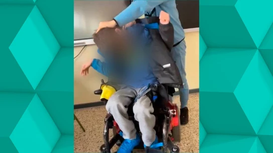 Cuatro alumnos agreden a un estudiante con discapacidad motora en Santander. Cuatro alumnos agreden a un estudiante con discapacidad motora en Santander.