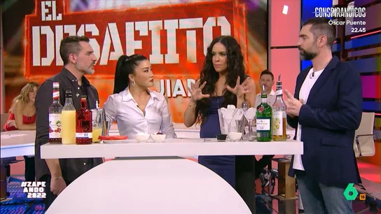 Cristina Pedroche evita probar el cóctel de Jiaping: "Como no voto prefiero ser huevito" El coctelero Julio de la Torre prepara un cóctel similar al Gimlet pero sin alcohol para que la zapeadora pueda degustarlo. Julio explica que es un cóctel sencillo y cítrico.
