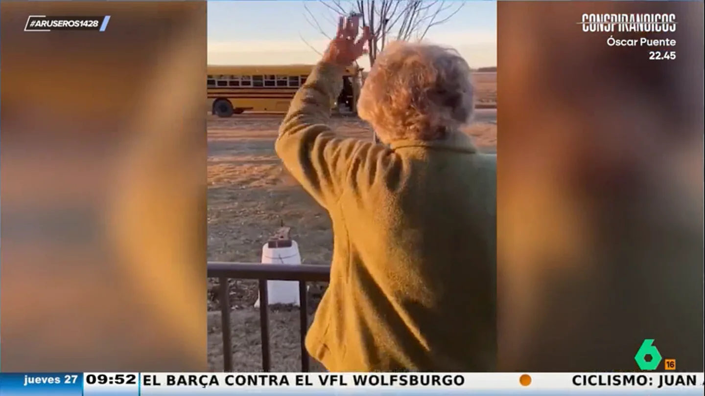 La emotiva sorpresa de unos niños a una abuela en el día cumpleaños desde un autobus escolar La emotiva sorpresa de unos niños a una abuela en el día cumpleaños desde un autobus escolar