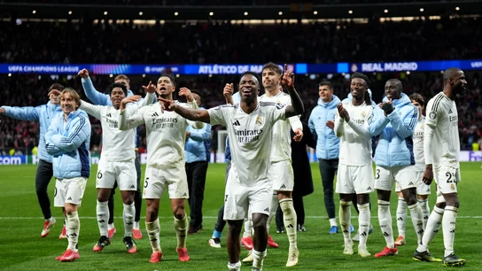 Los jugadores del Real Madrid celebran el pase a cuartos de la Champions en el Metropolitano Los jugadores del Real Madrid celebran el pase a cuartos de la Champions en el Metropolitano
