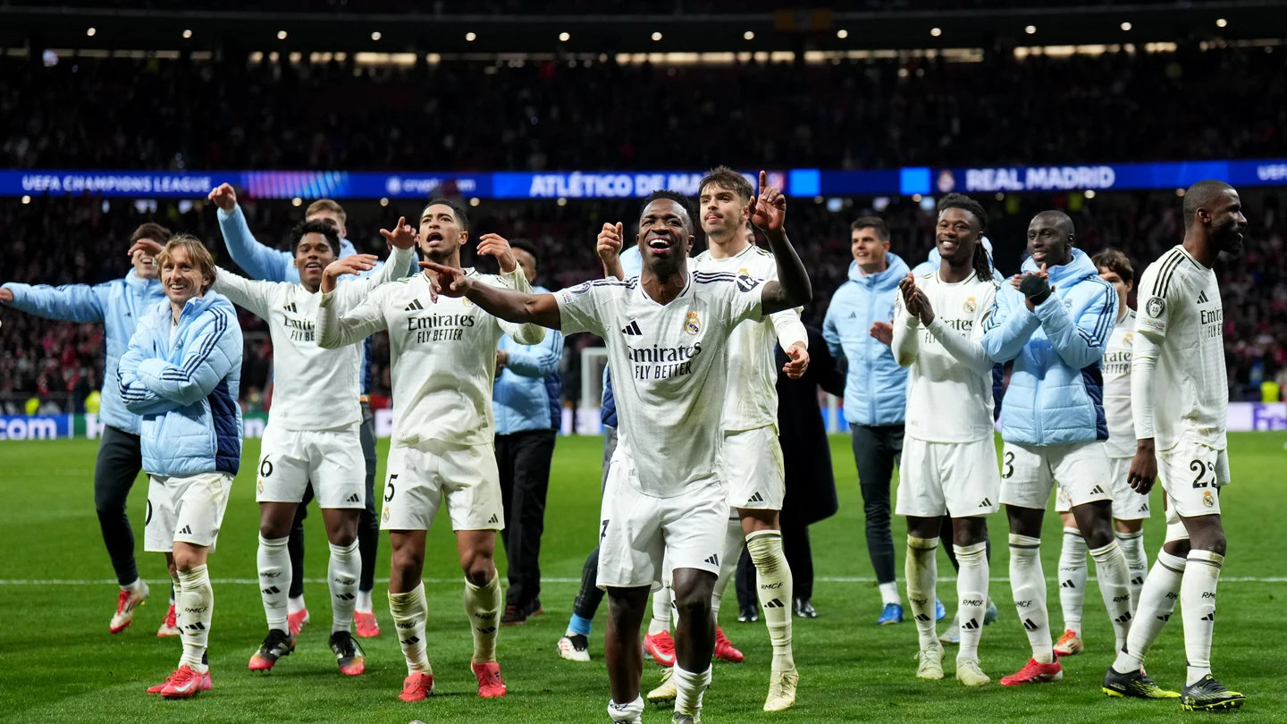 Los jugadores del Real Madrid celebran el pase a cuartos de la Champions en el Metropolitano Los jugadores del Real Madrid celebran el pase a cuartos de la Champions en el Metropolitano