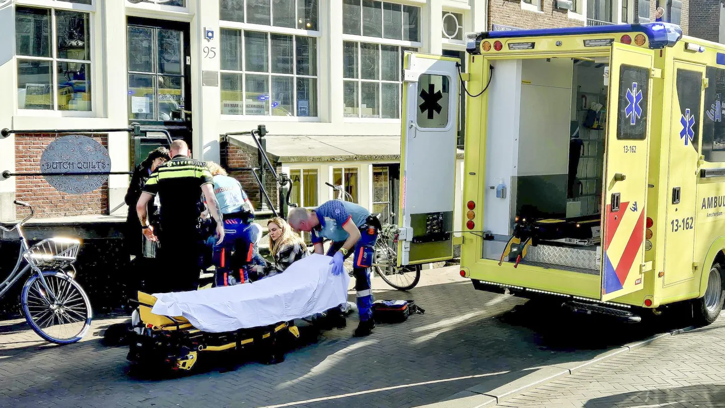 Trabajadores de ambulancia ayudan a una víctima de apuñalamiento cerca de la plaza Dam en Ámsterdam. Trabajadores de ambulancia ayudan a una víctima de apuñalamiento cerca de la plaza Dam en Ámsterdam.