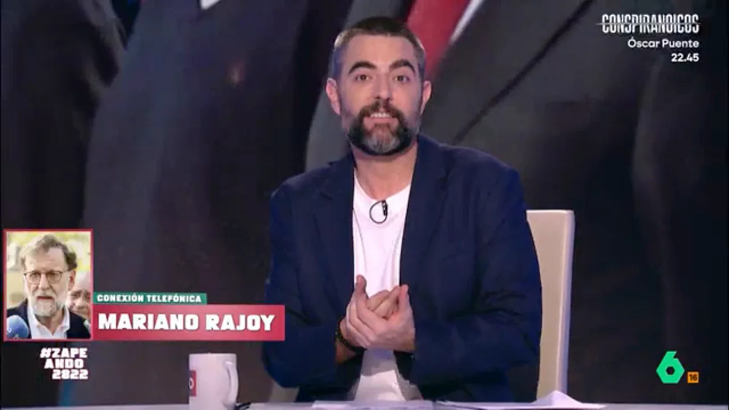 Zapeando 'charla' con Mariano Rajoy en su 70 cumpleaños: "Cuanto mejor, peor" El presentador se ha puesto en contacto con el expresidente popular para desearle lo mejor en su día. Rajoy no ha dudado en utilizar sus frases más conocidas y curiosas para responder a las presuntas de Dani Mateo.