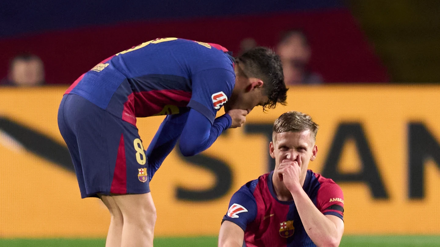 Pedri conversa con Dani Olmo Pedri conversa con Dani Olmo